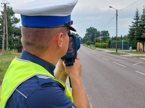 Policjant prowadzi pomiar prędkości.