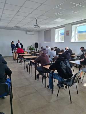 Uczestnicy turnieju rozwiązują na sali test wiedzy.