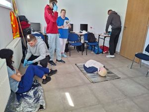 Uczestnicy turnieju udzielają pierwszej pomocy przedmedycznej w symulacji wypadku.