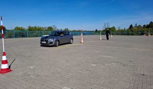 Uczestnik eliminacji jedzie samochodem po placu manewrowym.