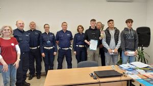 Drużyna zwycięska eliminacji w towarzystwie policjantów i pracowników Wojewódzkiego Ośrodka Ruchu Drogowego w Chełmie oraz Medycznego Studium Zawodowego w Chełmie.