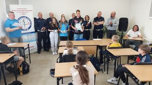 Laureaci turnieju w starszej grupie wiekowej pozują do zdjęcia z organizatorami.