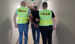 Policjanci prowadzą poszukiwanego listem gończym