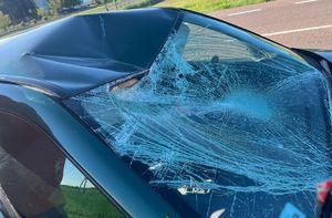 Uszkodzona szyba przednia w samochodzie.