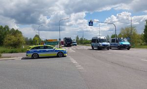 Radiowozy i samochody na drodze.