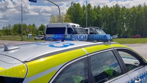 Radiowóz na drodze.