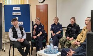 Przedstawiciele Policji na Dniu Kariery w szkole w Chełmie.