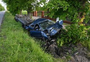 Dwa rozbite samochody w rowie.