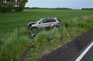 Rozbity samochód na polu.