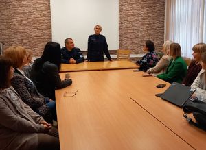 Policjanci i urzędnicy w trakcie szkolenia.