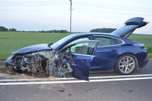 Uszkodzony samochód osobowy na drodze.