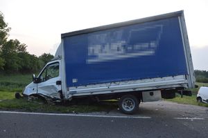 Uszkodzony samochód ciężarowy na poboczu drogi.