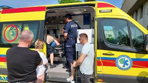 Policjanci szkolą ratowników w karetce pogotowia.