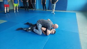 Policjanci prezentują technikę obezwładniania.