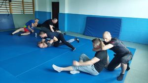 Ratownicy medyczni ćwiczą techniki obezwładniania osób.