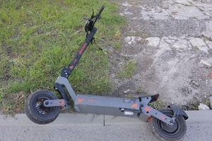 Przewrócona hulajnoga elektryczna.