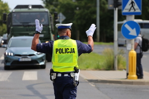 Policjant kieruje ruchem