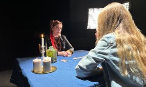 Dwie kobiety siedzące przy stole.