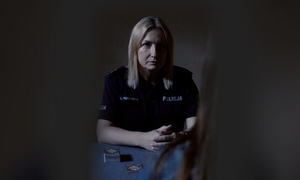 Policjantka w mundurze.