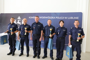 Wspólne zdjęcie Zastępcy Komendanta Wojewódzkiego Policji w Lublinie inspektora Roberta Michny z najlepszymi dzielnicowymi konkursu Dzielnicowy Roku.