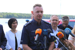 Zastępca Komendanta Wojewódzkiego Policji w Lublinie podczas wystąpienia na briefingu prasowym.