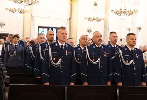 Policjanci i pracownicy komendy uczestniczą w mszy świętej.