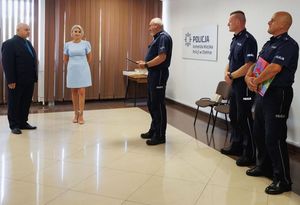 Komendant Miejski Policji w Chełmie młodszy inspektor Marian Pisklak dziękuje za służbę i składa życzenia odchodzącemu za emeryturę dyżurnemu aspirantowi sztabowemu Wojciechowi Jabłońskiemu.