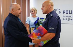 Naczelnik Wydziału Prewencji Komendy Miejskiej Policji w Chełmie składa życzenia odchodzącemu na zaopatrzenie emerytalne policjantowi.
