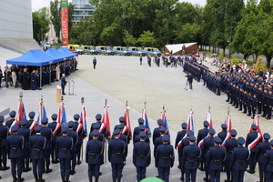 Zdjęcie placu teatralnego z uczestnikami uroczystości.