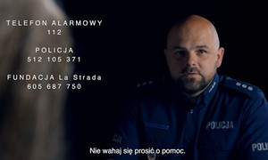 Z prawej strony umundurowany policjant, poniżej napis: Nie wahaj się prosić o pomoc, z lewej strony napisy: Telefon alarmowy 112, pod spodem napis: Policja 512 105 371, Fundacja LaStrada 605 687750.