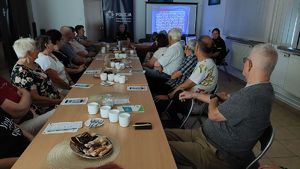 Uczestnicy debaty i policjantki, które ją prowadzą.