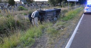 Samochód leżący na boku w rowie.