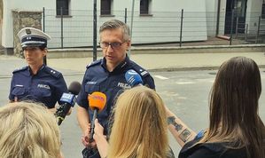 Briefing prasowy z udziałem rzecznika prasowego Policji oraz policjantki drogówki.