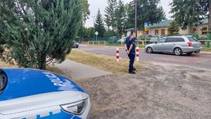 Policjantka obserwuje ruch przy w pobliżu przejścia dla pieszych przy szkole.