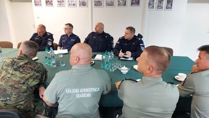 Komendanci służb na wspólnym spotkaniu.