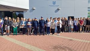 Policjanci wraz z uczestnikami spotkania przed budynkiem biblioteki.