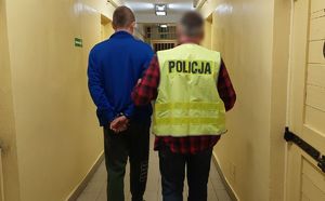 Policjant prowadzi zatrzymnaego