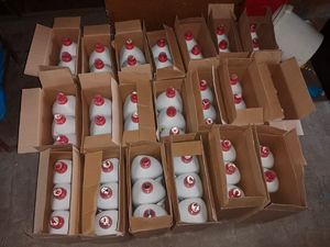 Plastikowe pojemniki pakowane po trzy sztuki w tekturowych kartonach.