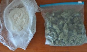 Zabezpieczony mefedron i marihuana w foliowych torebkach.