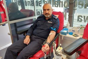 Komendanta Miejski Policji w Chełmie oddaje krew