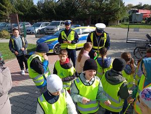Policjanci rozdają dzieciom odblaski