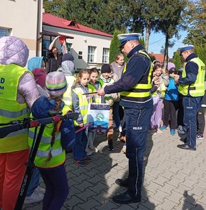 Policjanci rozdają odblaski