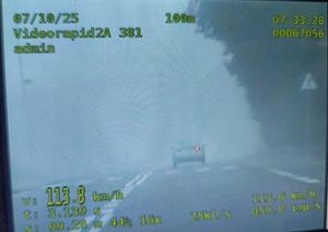 Zdjęcie z videorejestratora przedstawiające przekroczenie prędkości