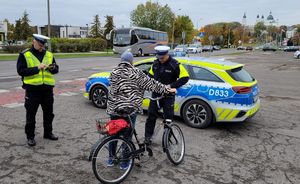 Policjanci ruchu drogowego prowadzą kontrolę rowerzystki.