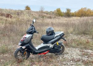 Odzyskany przez policjantów motorower.