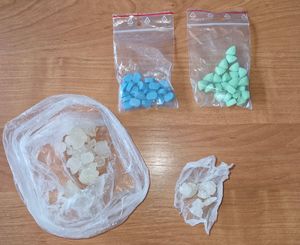 Zabezpieczony meedron i tabletki extazy w woreczkach foliowych.