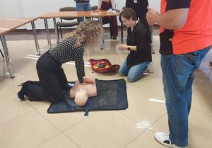 Pracownik ćwiczy udzielanie pomocy na fantomie medycznym