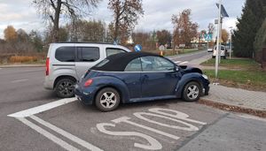 Dwa uszkodzone samochody na skrzyżowaniu