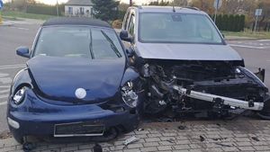 Dwa uszkodzone samochody na jezdni