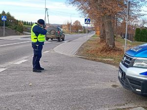 Policjant prowadzi pomiar prędkości kierującego